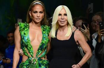 “Mi inspiración": Donatella Versace y su emotiva felicitación a Jennifer Lopez por "Halftime"