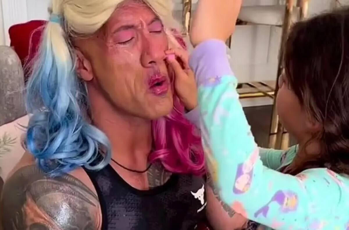 Hijas de Dwayne "La Roca" Johnson lo maquillan y enternecen a las redes sociales