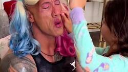 Hijas de Dwayne "La Roca" Johnson lo maquillan y enternecen a las redes sociales