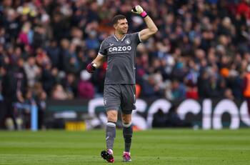 ¿Dibu Martínez llegará al Manchester United tras la salida de David de Gea?