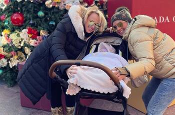 Rebel Wilson y Ramona Agruma celebran primer navidad con su pequeña hija
