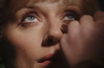 “Soy respetuosa con la difunta realeza”: Elizabeth Debicki se sincera con su personaje en "The Crown"