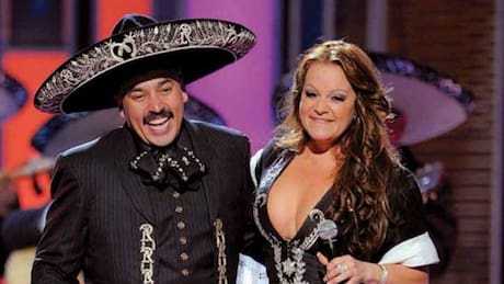 Lupillo Rivera se muestra sumamente conmovido al recordar a su hermana Jenni Rivera