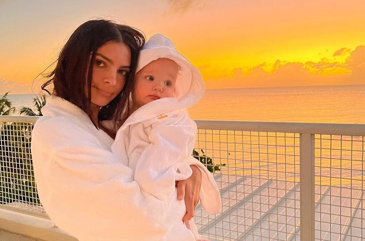 Emily Ratajkowski presume nuevo tatuaje con dedicatoria muy especial