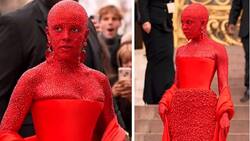 El increíble look de Doja Cat: de rojo y cubierta con 30 mil cristales Swarovski