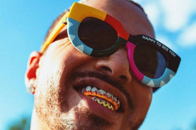 J Balvin El colombiano "paseo" en su auto convertible por Times Square, pero remolcado por una grúa - Créditos: Instagarm @jbalvin