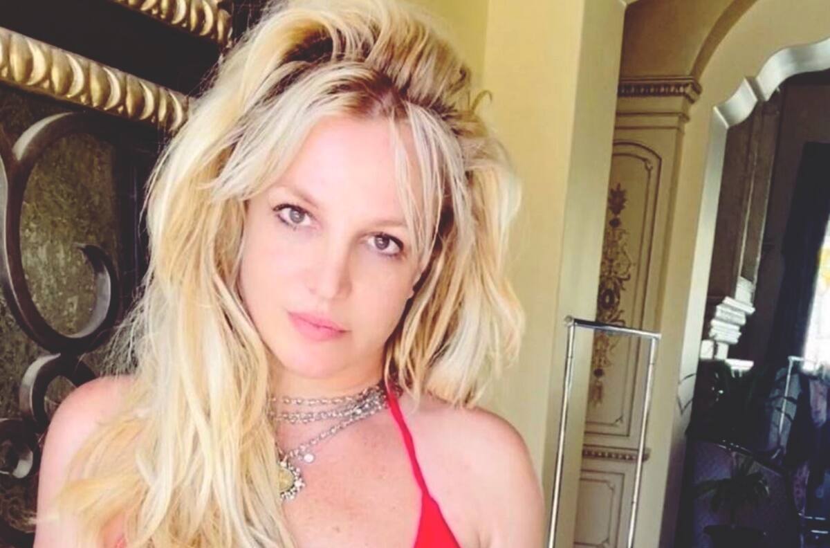 Britney Spears celebra un año del fin de su tutela con nuevas acusaciones contra su padre
