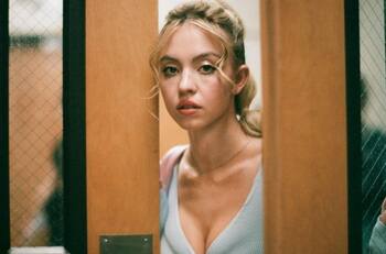 Sydney Sweeney se deja ver pelirroja y con un enorme anillo que levantó rumores de compromiso