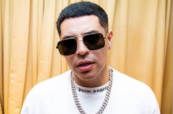 Eduin Caz, vocalista de Grupo Firme, es duramente criticado por besar a su hija en la boca