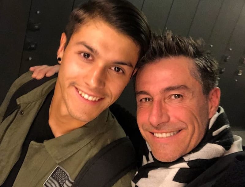 Nicolás Solabarrieta le pide consejo a su padre, quien también tiene experiencia en animación de eventos. Créditos: Instagram