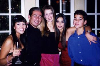 Kourtney y Khloé Kardashian celebran el cumpleaños de su difunto padre