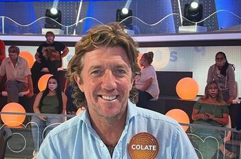 Ex de Paulina Rubio besa en la boca a sobrecargo, ¡en pleno vuelo!