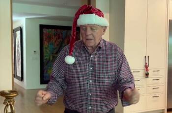 Anthony Hopkins baila en video para desear felices fiestas a sus seguidores