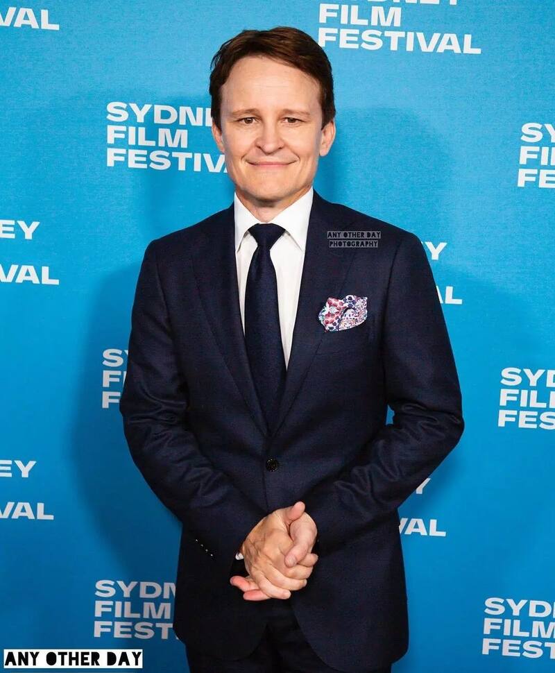 es el detective Lachlan Rogers en "El Turista"