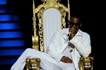 Testifica acusadora de R. Kelly; abogado intenta demostrar "confusión"