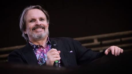 Miguel Bosé: visita la escuela de Rafa Nadal y una clínica en sus vacaciones