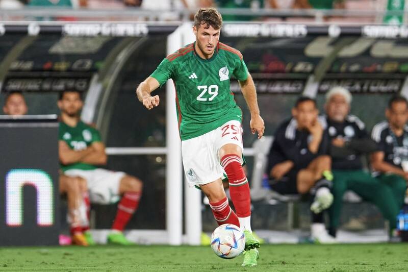 Santiago Giménez El 'Bebote' tuvo visita especial en el CAR. - Créditos: Twitter