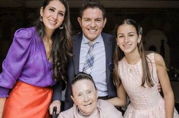 Ernesto Laguardia está destrozado por la muerte de su madre, así la despidió