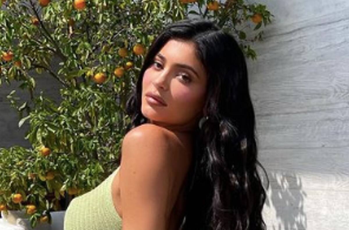 Kylie Jenner enamora por la atrevida manera en la que "espera a Santa"