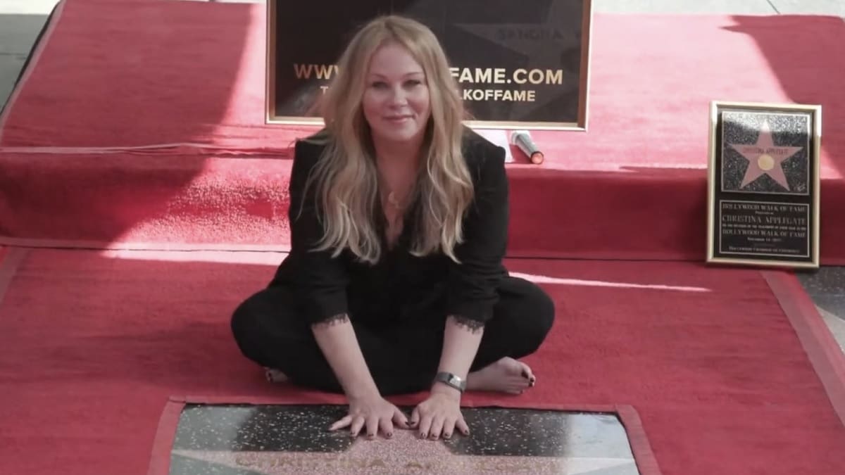 Christina Applegate reaparece públicamente tras diagnóstico de esclerosis múltiple para recibir su estrella en Paseo de la Fama de Hollywood