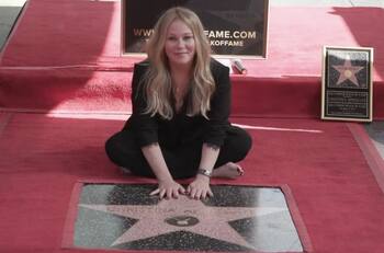 Christina Applegate reaparece públicamente tras diagnóstico de esclerosis múltiple para recibir su estrella en Paseo de la Fama de Hollywood