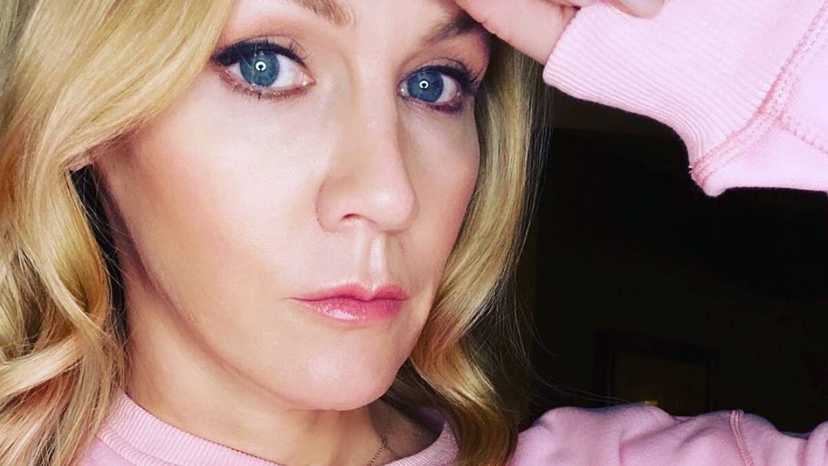 Estrella de "Beverly Hills 90210" revela que padece enfermedad degenerativa