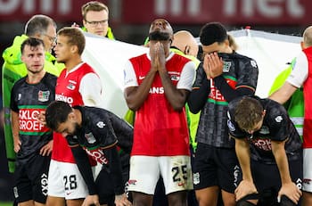 Imágenes sensibles: futbolista se desplomó en pleno partido de la Primera División del fútbol de Países Bajos