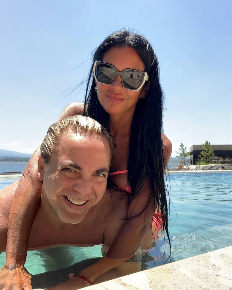 Mariela Sánchez y Cristián Castro disfrutaron de una piscina en Córdoba.