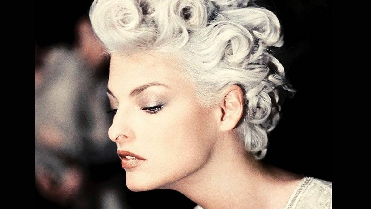Linda Evangelista volverá a las pasarelas, a meses de que un procedimiento estético le desfigurara el rostro