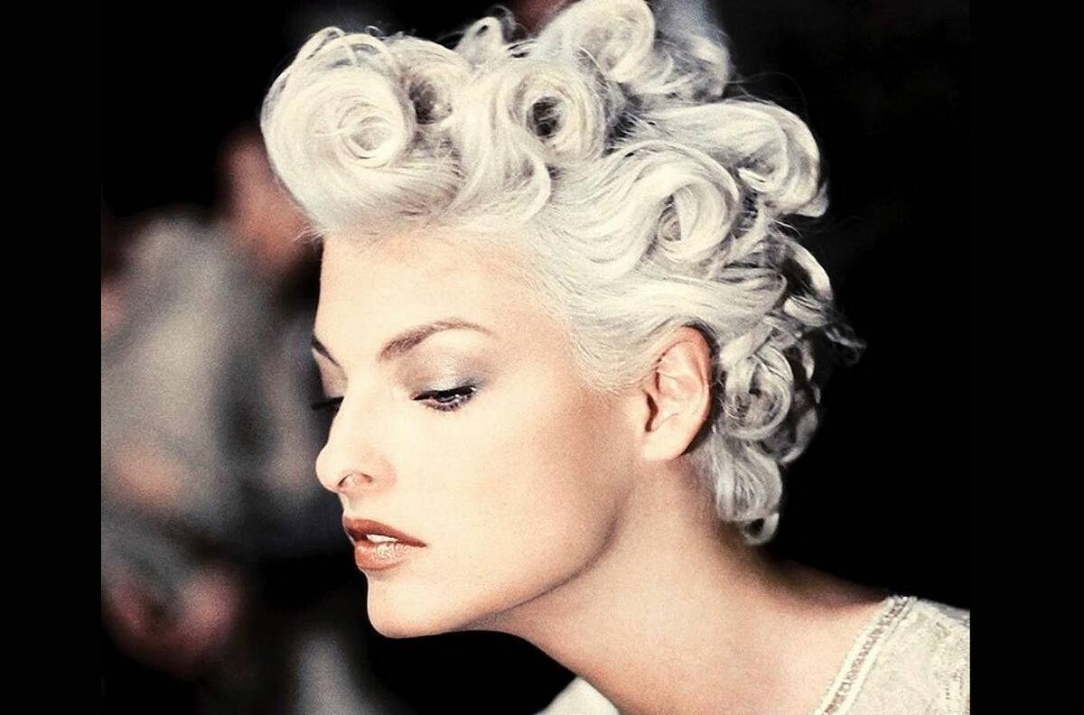 Linda Evangelista volverá a las pasarelas, a meses de que un procedimiento estético le desfigurara el rostro