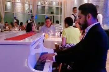 VIDEO: Pianista toca "Mi Bebito Fiu Fiu" en restaurante de lujo