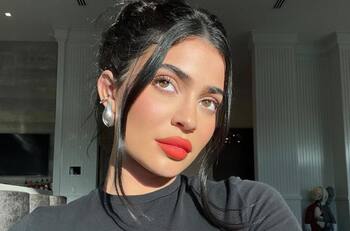 Kylie Jenner mancha su blusa lactando en video y aseguran haber olvidado que tenía un bebé