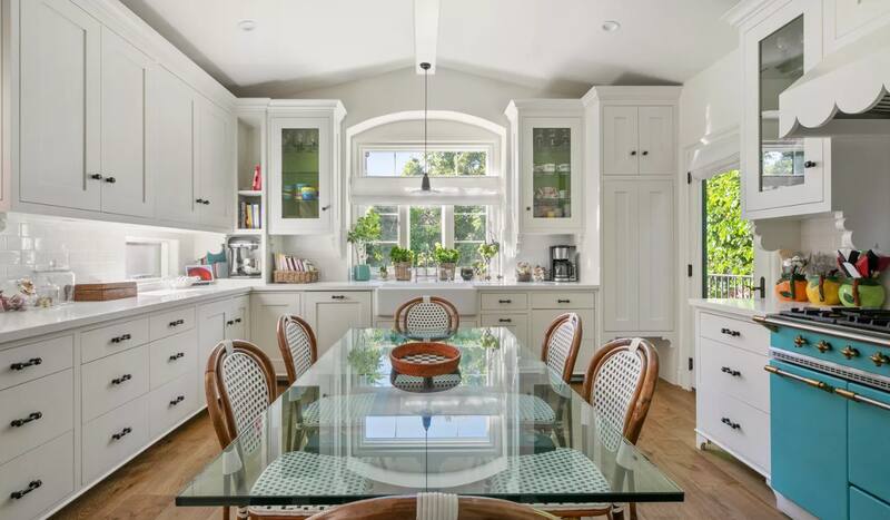 Con un estilo español luce la cocina de la casa de Emma Stone.