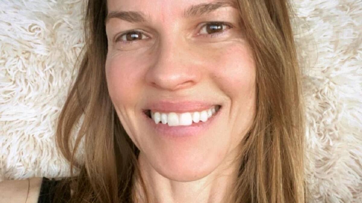Hilary Swank muestra su pancita de mellizos mientras arma su árbol navideño