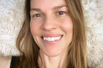 Hilary Swank muestra su pancita de mellizos mientras arma su árbol navideño