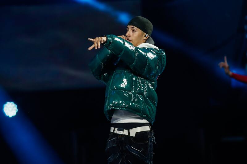 desmintió todo rumor de romance.