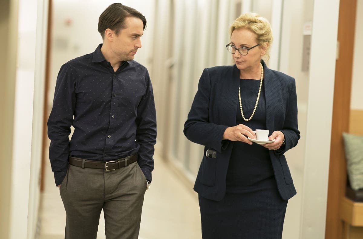 Kieran Culkin besó apasionadamente a J. Smith-Cameron cuando "Succession" ganó un SAG Award