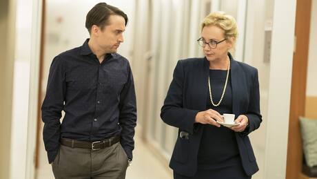 Kieran Culkin besó apasionadamente a J. Smith-Cameron cuando "Succession" ganó un SAG Award