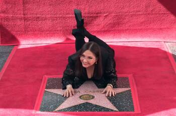 Ana Gabriel: "los sueños se vuelven realidad", dice al develar su estrella en el Paseo de la Fama