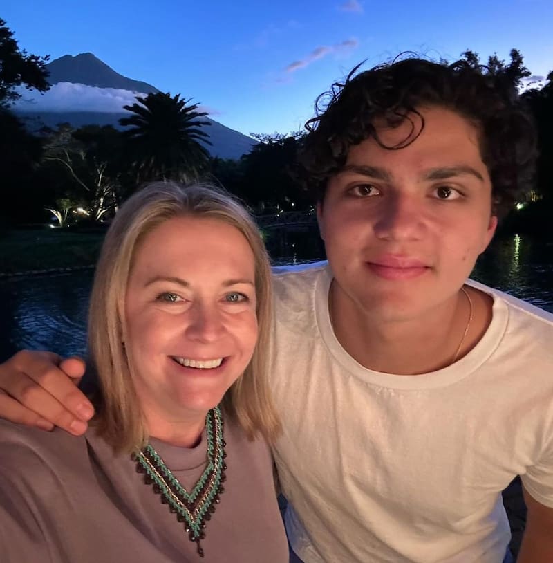 Melissa Joan Hart junto a uno de sus hijos.