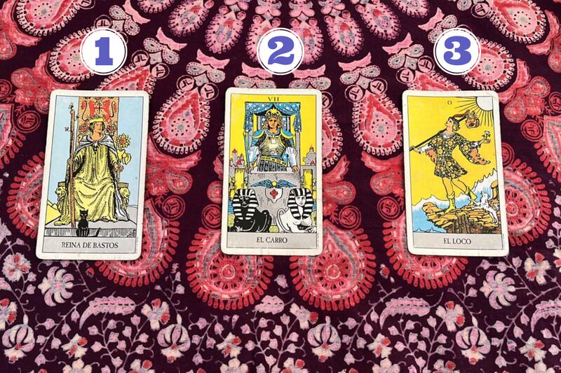 Cartas del Tarot reveladas sobre una tela.
