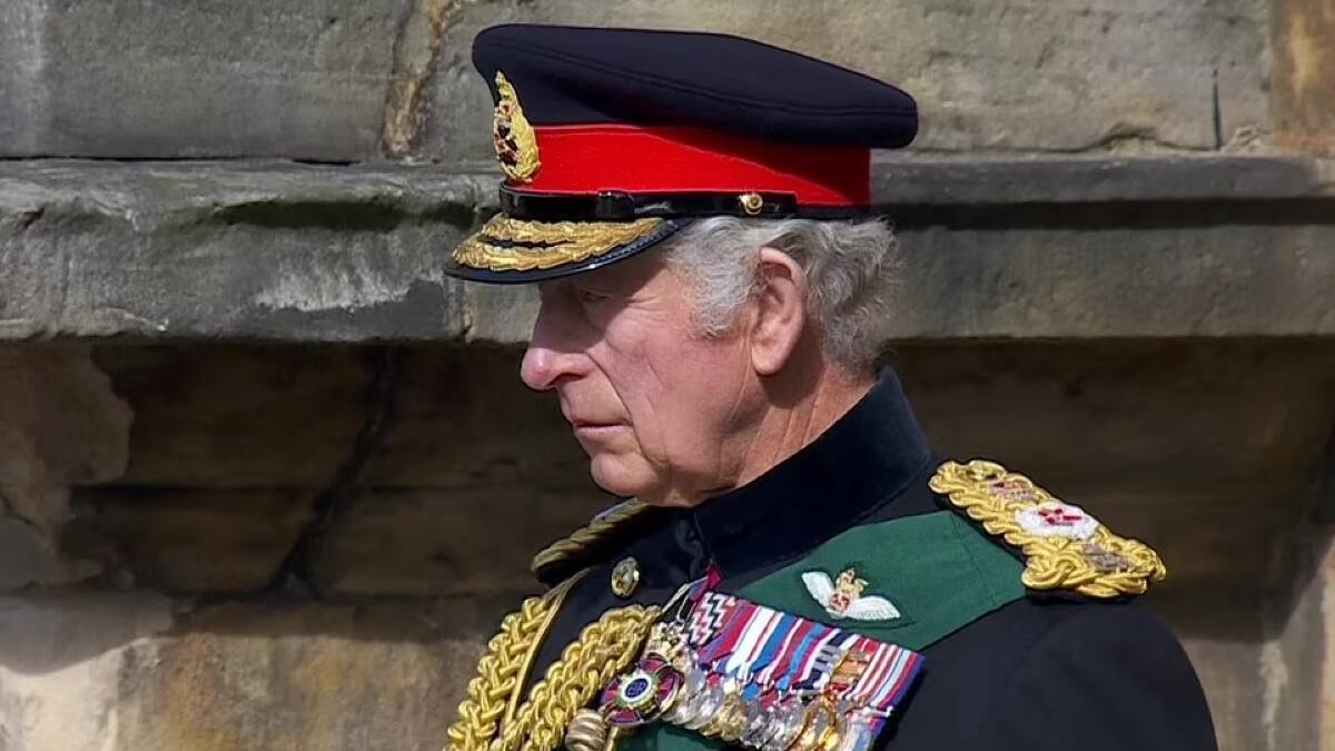 El rey Carlos III aparece por primera vez en público junto al féretro de su madre, la reina Isabel
