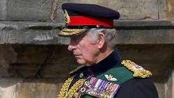 El rey Carlos III aparece por primera vez en público junto al féretro de su madre, la reina Isabel