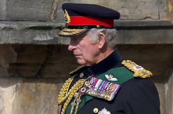 El rey Carlos III aparece por primera vez en público junto al féretro de su madre, la reina Isabel