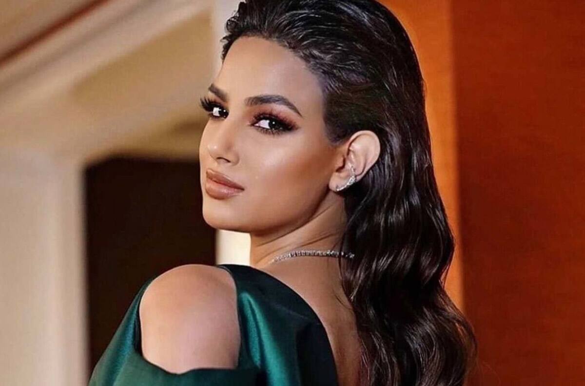 Ex Miss Universo Harnaaz Sandhu celebra feliz y radiante esta colorida tradición hindú