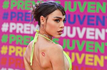 Danna Paola roba las miradas con su espectacular vestido "trasparente" en los Premios Juventud 2022