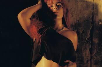 El video más felino de Karol G: la cantante lanza “Gatúbela”