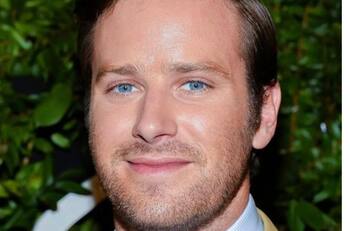 Armie Hammer trabaja en un hotel, alejado de la vida pública y el escándalo por sus adicciones