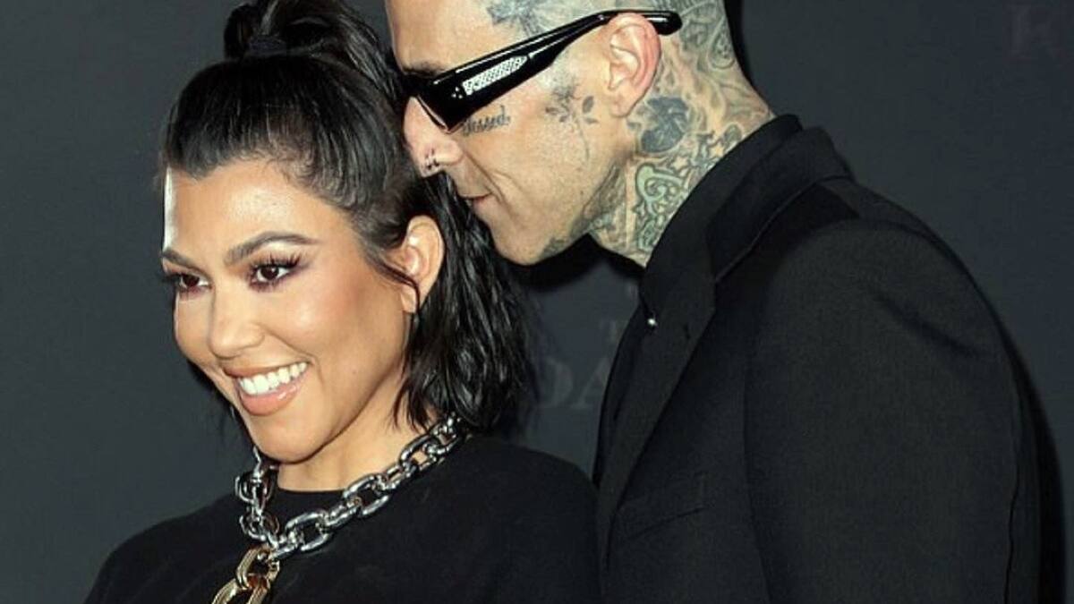 Kourtney Kardashian posa con Travis Barker y los hijos de él en estreno de "The Kardashians"