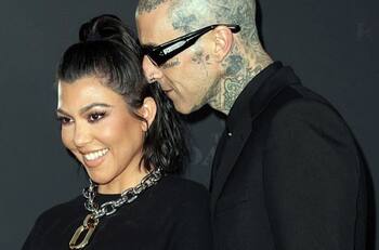 Kourtney Kardashian posa con Travis Barker y los hijos de él en estreno de "The Kardashians"